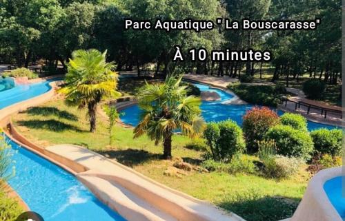 une piscine dans un complexe hôtelier avec les mots parc aventure la bullezlez dans l'établissement Maison Ranoa, à Saint-Jean-de-Ceyrargues