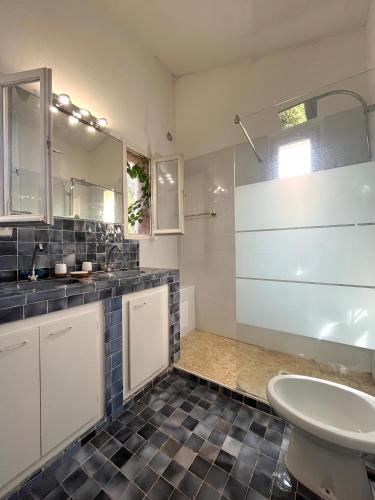 une salle de bain avec un lavabo, une baignoire et des toilettes dans l'établissement Villa Gardelina, à Chorges