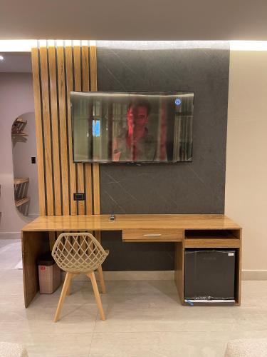 a tv sitting on top of a wooden table at Hotel y Cabañas Covemar in Coveñas