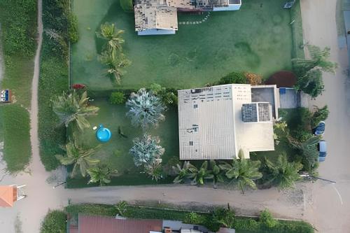 an overhead view of a building in a park at Casa das Palmeiras (Pé na Areia) - Maré Verde in Rio das Ostras