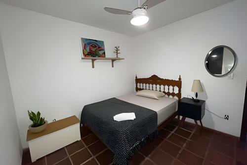 a bedroom with a bed and a ceiling fan at Casa das Palmeiras (Pé na Areia) - Maré Verde in Rio das Ostras