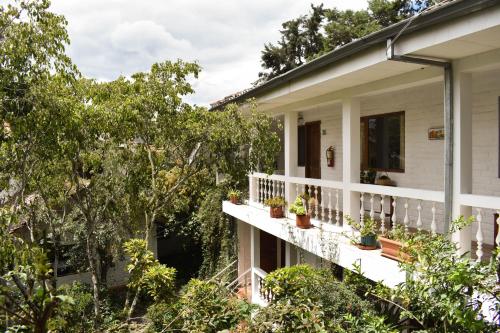 Apartamentos Otorongo Cuenca Ecuadorにある庭
