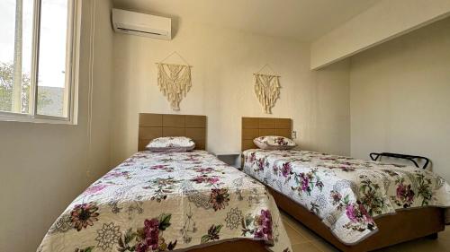 Postel nebo postele na pokoji v ubytování New apartment with 3 bedrooms, for 6 persons & 7 min from Maya train