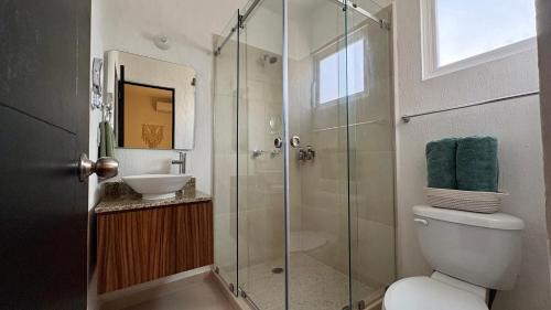 Koupelna v ubytování New apartment with 3 bedrooms, for 6 persons & 7 min from Maya train