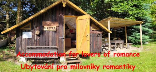 Chatka na břehu rybníka Pupek