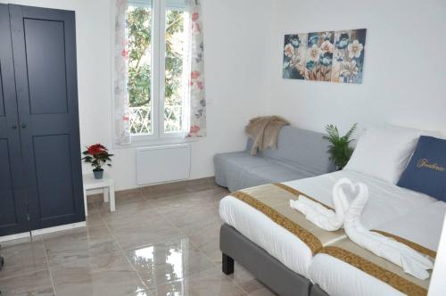 une chambre avec un lit et un canapé dans l'établissement Charming Apartment Near Paris, à Vitry-sur-Seine