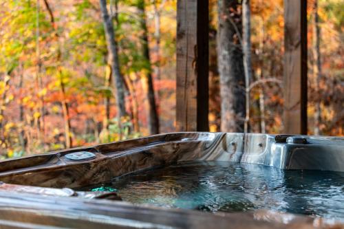 Fotografie z fotogalerie ubytování Chardonnay Chalet - Luxe Modern Chalet - Hot Tub, Wi-Fi, Fire Pit, Game Room, Amazing Deck - 15 min to Blue Ridge v destinaci Hothouse