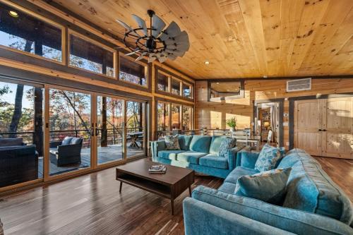 Posezení v ubytování Chardonnay Chalet - Luxe Modern Chalet - Hot Tub, Wi-Fi, Fire Pit, Game Room, Amazing Deck - 15 min to Blue Ridge