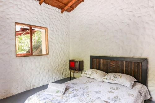 a bedroom with a bed and a television in it at Glamping Salvando Rios in Pereira