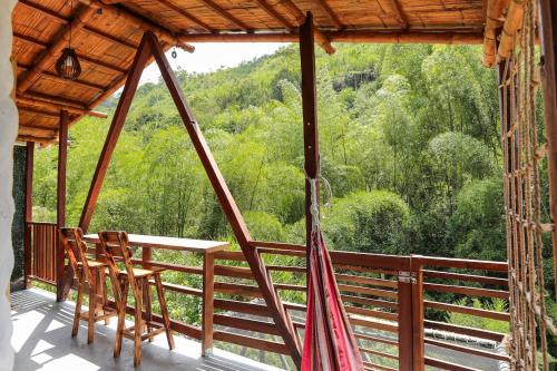 a screened in porch with a table and chairs at Glamping Salvando Rios in Pereira