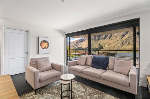 ein Wohnzimmer mit einer Couch und zwei Sesseln in der Unterkunft Residence du Parc by Staysouth in Queenstown