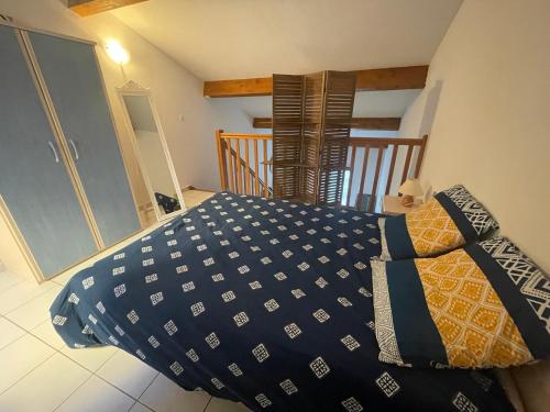 une chambre avec un lit avec des oreillers dessus dans l'établissement MAISON DE VACANCES Avec PISCINE - MER INDIGO- ST PIERRE LA MER- 700m PLAGE, à Saint Pierre La Mer