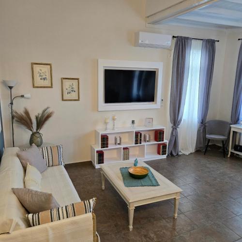Μια τηλεόραση ή/και κέντρο ψυχαγωγίας στο Mytilini City Center Petrino Guesthouse
