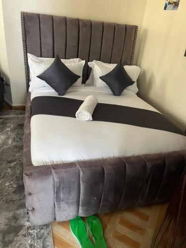 Postel nebo postele na pokoji v ubytování Sahel Executive BnB Studio apartment for cheap accommodation in Elgon View near Eldoret sports club,Rapha Hospital, Naivas supermarket, rupha mall,ST Lukes hospital,busy bumbles international school and Eldoret International Airport