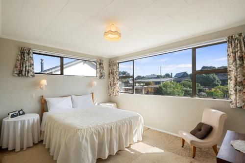 Postel nebo postele na pokoji v ubytování Coastal Drift - Waikanae Beach Holiday Home