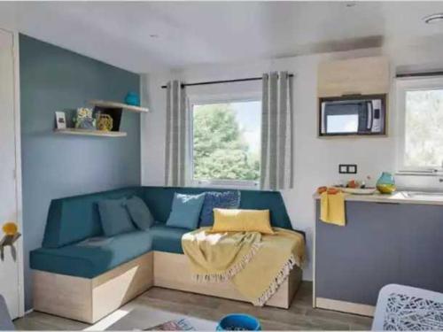 - un salon avec un canapé bleu et un lavabo dans l'établissement Camping 4 étoiles - Piscine - eed0eh, à Thégra