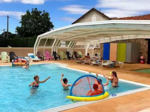 un groupe de personnes jouant dans une piscine dans l'établissement Camping 4 étoiles - Piscine - eed0eh, à Thégra