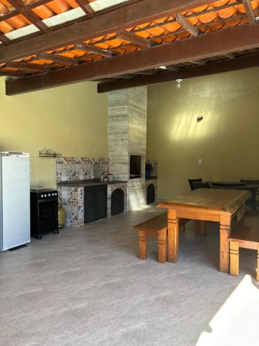 Dapur atau dapur kecil di Orla 500 - Casa inteira 15 pessoas - Com Piscina - 500 Metros da Praia - Churrasqueira e muito mais