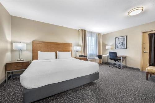 Postel nebo postele na pokoji v ubytování Best Western Plus Surprise-Phoenix NW