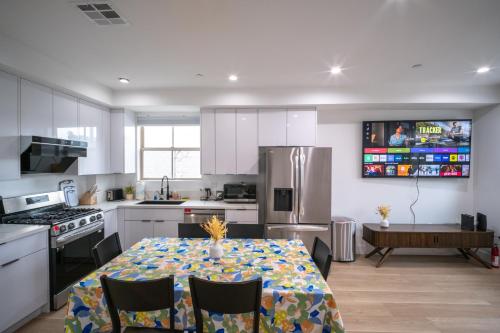 Η κουζίνα ή μικρή κουζίνα στο Stylish Private Room by Downtown LA with Private Parking