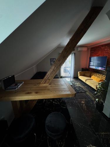 un soggiorno con tavolo e computer portatile di NEW GUEST HOUSE 13 a Maribor