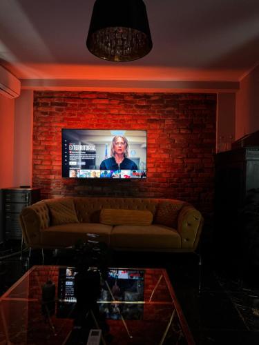 un soggiorno con divano e muro di mattoni di NEW GUEST HOUSE 13 a Maribor