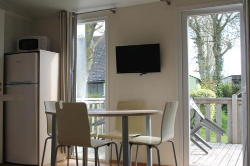 Kuchyň nebo kuchyňský kout v ubytování Camping de la Baie-Baie de Somme-Sites et Paysages