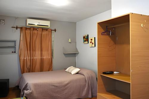 Ένα ή περισσότερα κρεβάτια σε δωμάτιο στο Departamentos Constitucion 27. Cerca de todo