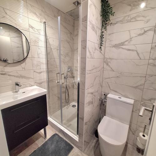 une salle de bain avec une douche, des toilettes et un lavabo dans l'établissement T2 Cosy romantic, balcon,clim, parking gratuit, à Perpignan