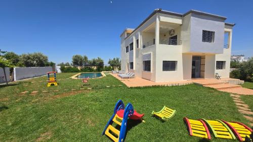Zona de juegos infantil en إقامة السبيل