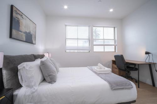 Ένα ή περισσότερα κρεβάτια σε δωμάτιο στο Stylish Private Room by Downtown LA with Private Parking