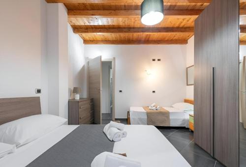 Katil atau katil-katil dalam bilik di Floris Modern House -Two En-Suite Rooms & Wi-Fi