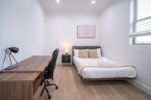 Ένα ή περισσότερα κρεβάτια σε δωμάτιο στο Stylish Private Room by Downtown LA with Private Parking