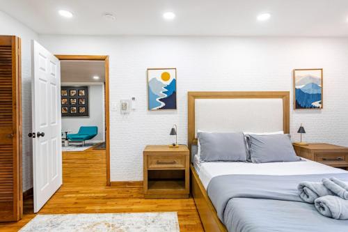 Ένα ή περισσότερα κρεβάτια σε δωμάτιο στο Poconos Pines Retreat getaway near top attractions