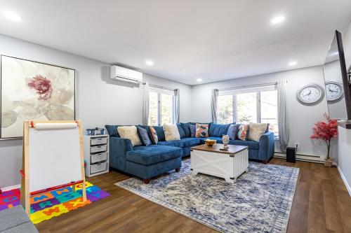 Χώρος καθιστικού στο Poconos Pines Retreat getaway near top attractions