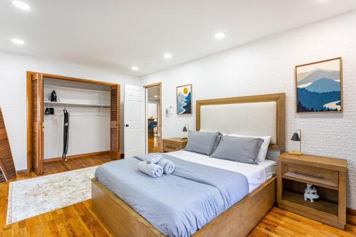 Ένα ή περισσότερα κρεβάτια σε δωμάτιο στο Poconos Pines Retreat getaway near top attractions