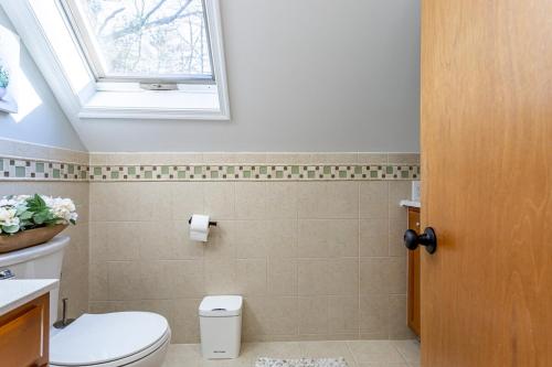 Ένα μπάνιο στο Poconos Pines Retreat getaway near top attractions