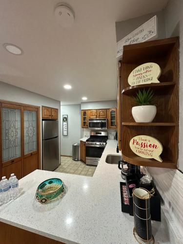 Η κουζίνα ή μικρή κουζίνα στο Poconos Pines Retreat getaway near top attractions