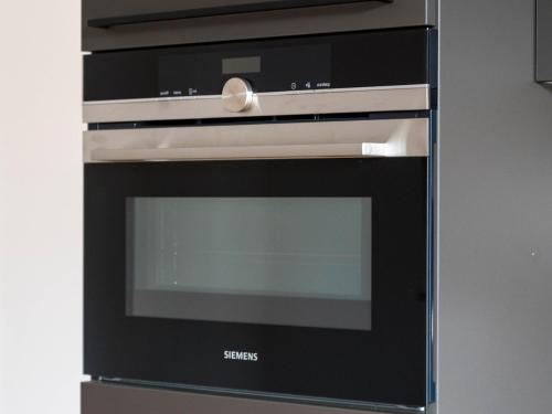 a black oven with a window in a kitchen at Murleben Top 09 in Stadl an der Mur