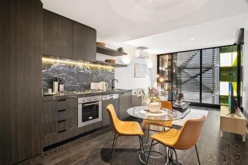 O bucătărie sau chicinetă la Elegant 1-Bed Apartment with Premium Amenities