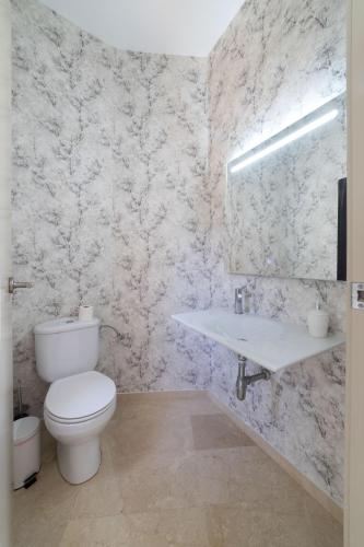 a bathroom with a toilet and a sink at Chalet with sea view in Alicante in El Campello
