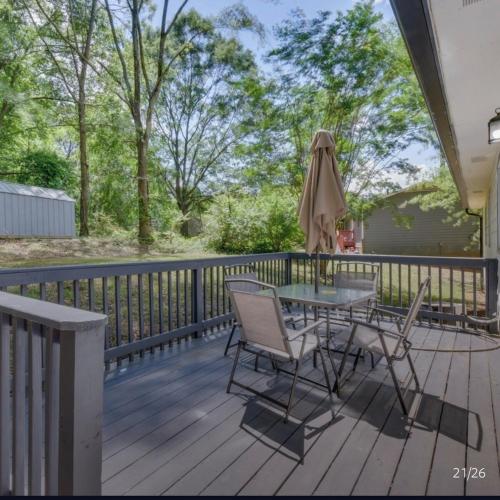 Athens home with Deck Near Sanford Stadiumにあるバルコニーまたはテラス