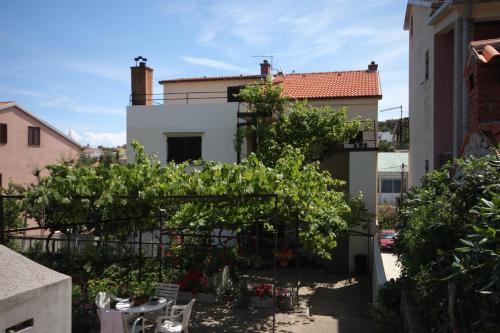 Apartments with a parking space Losinj, Losinj - 8039