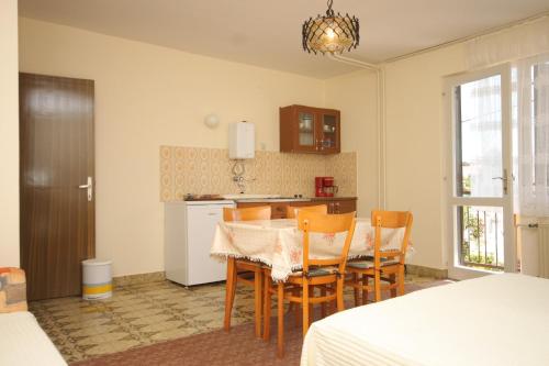 Apartments with a parking space Losinj, Losinj - 8039