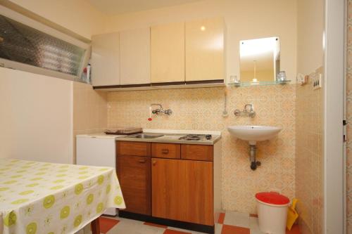 Apartments with a parking space Losinj, Losinj - 8039