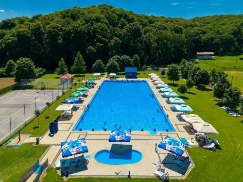 Bazén v ubytování Apartments with parking space Sandrovac, Bjelovarska - 24354 nebo v jeho okolí