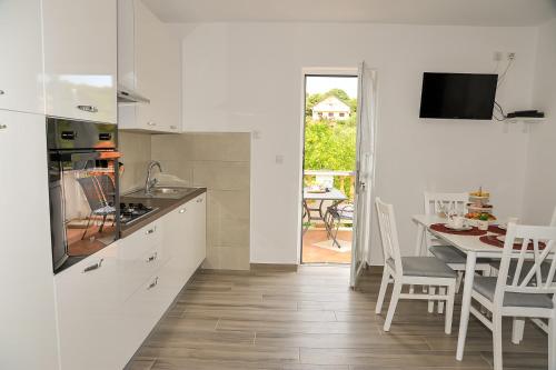 Apartments by the sea Supetarska Draga - Gonar, Rab - 24383