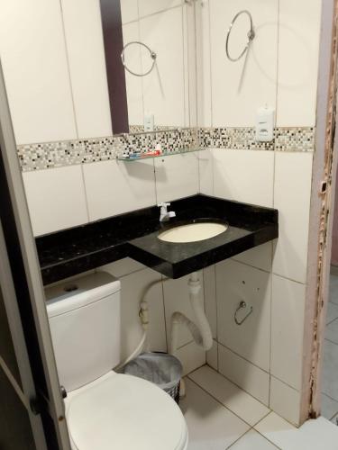 a bathroom with a sink and a toilet at Casa Aconchegante de 2 quartos e 2 camas de casal in Juazeiro do Norte