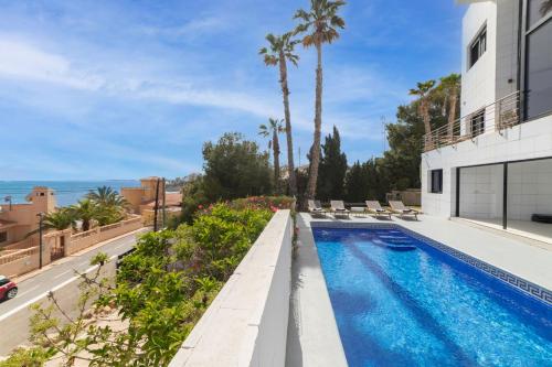 Bazén v ubytování Chalet with sea view from Alicante nebo v jeho okolí