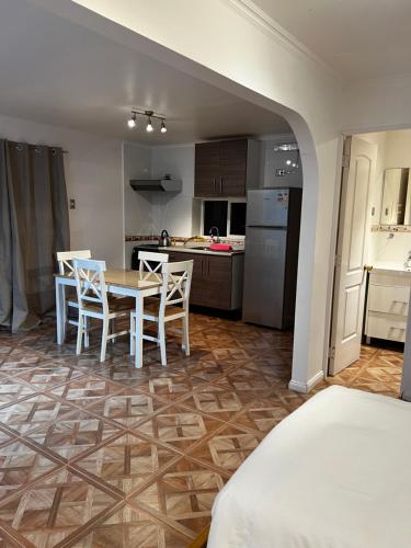 a kitchen and dining room with a table and chairs at Hospedaje la Florentina in Pica
